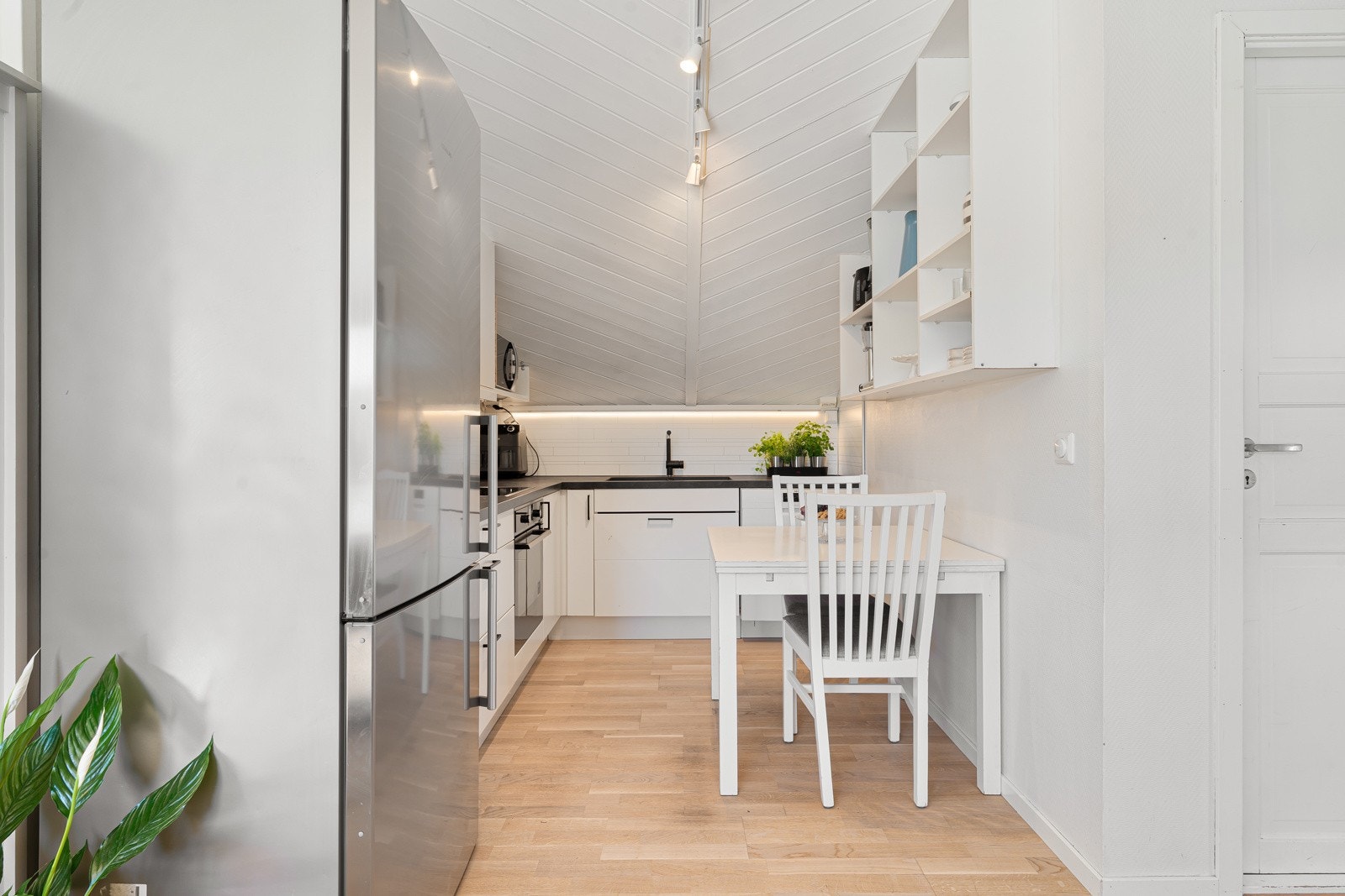 Plass til spisebord på kjøkkenet.