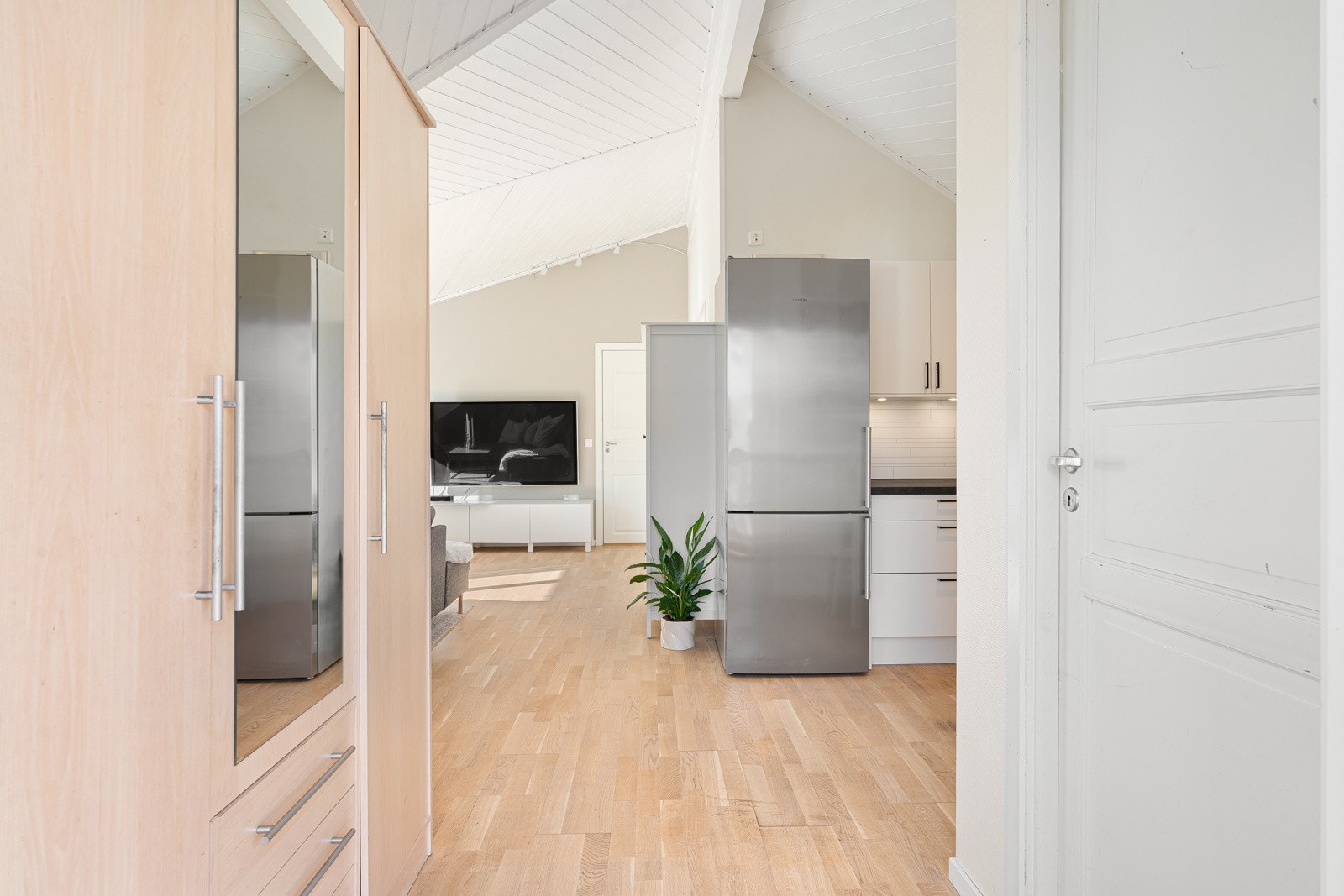 Leiligheten har en moderne og åpen planløsning.