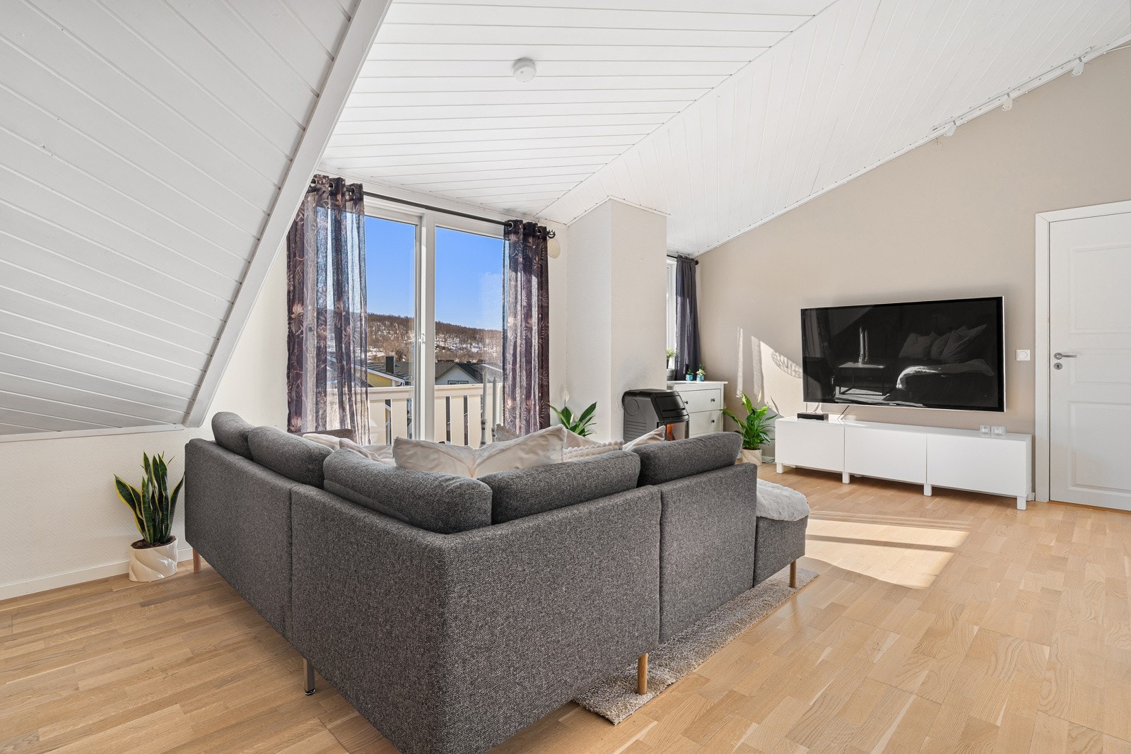 Lyse overflater og godt med innslipp av naturlig lys gjennom de store vindusflatene.