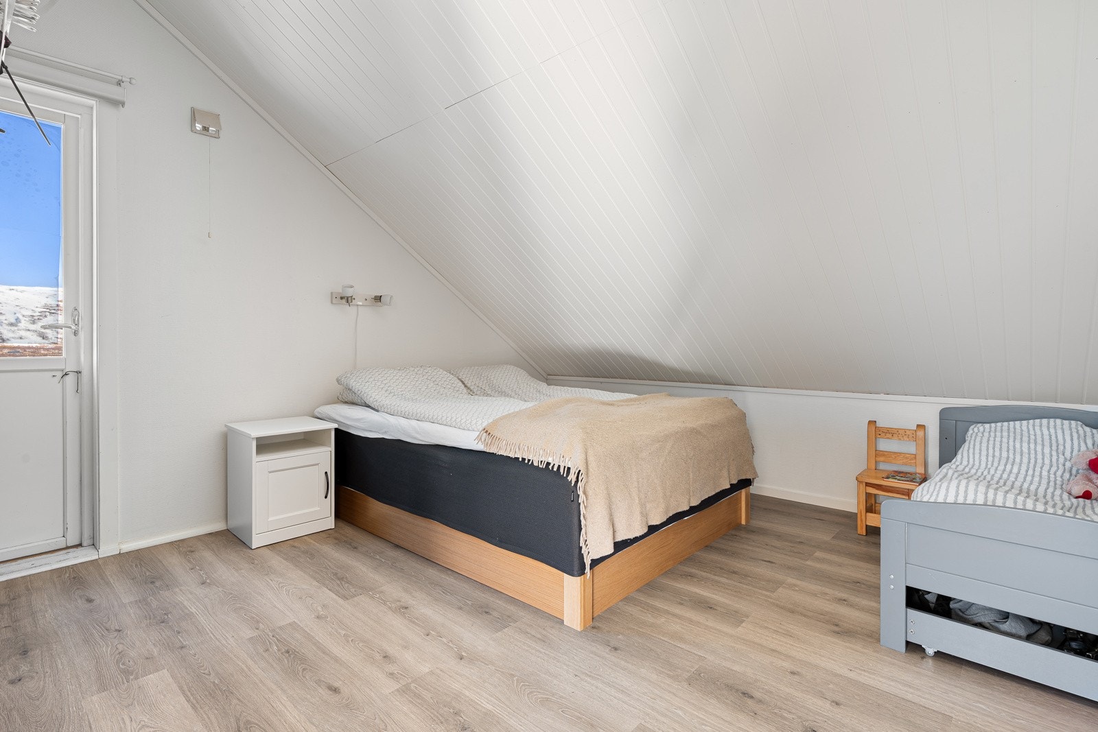 Soverommene er av god størrelse med plass til seng av ønsket størrelse og garderobemøbel.