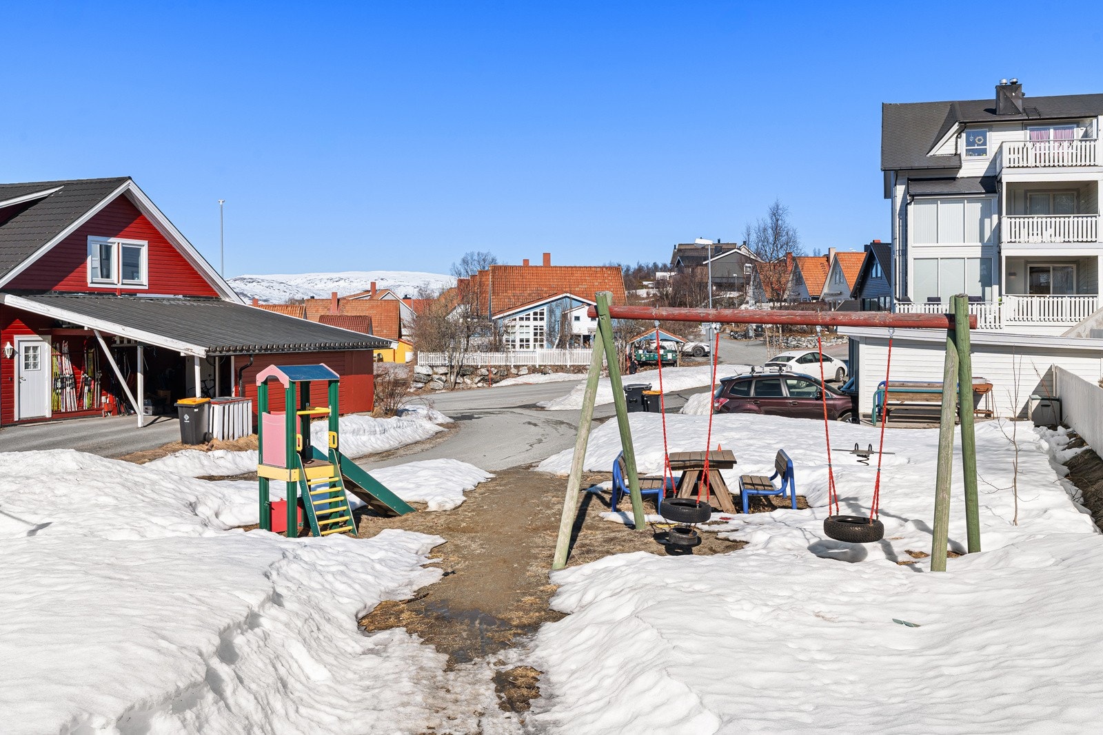 Herlig nærområde med flotte lekeområder til barna og kort vei til lysløype!