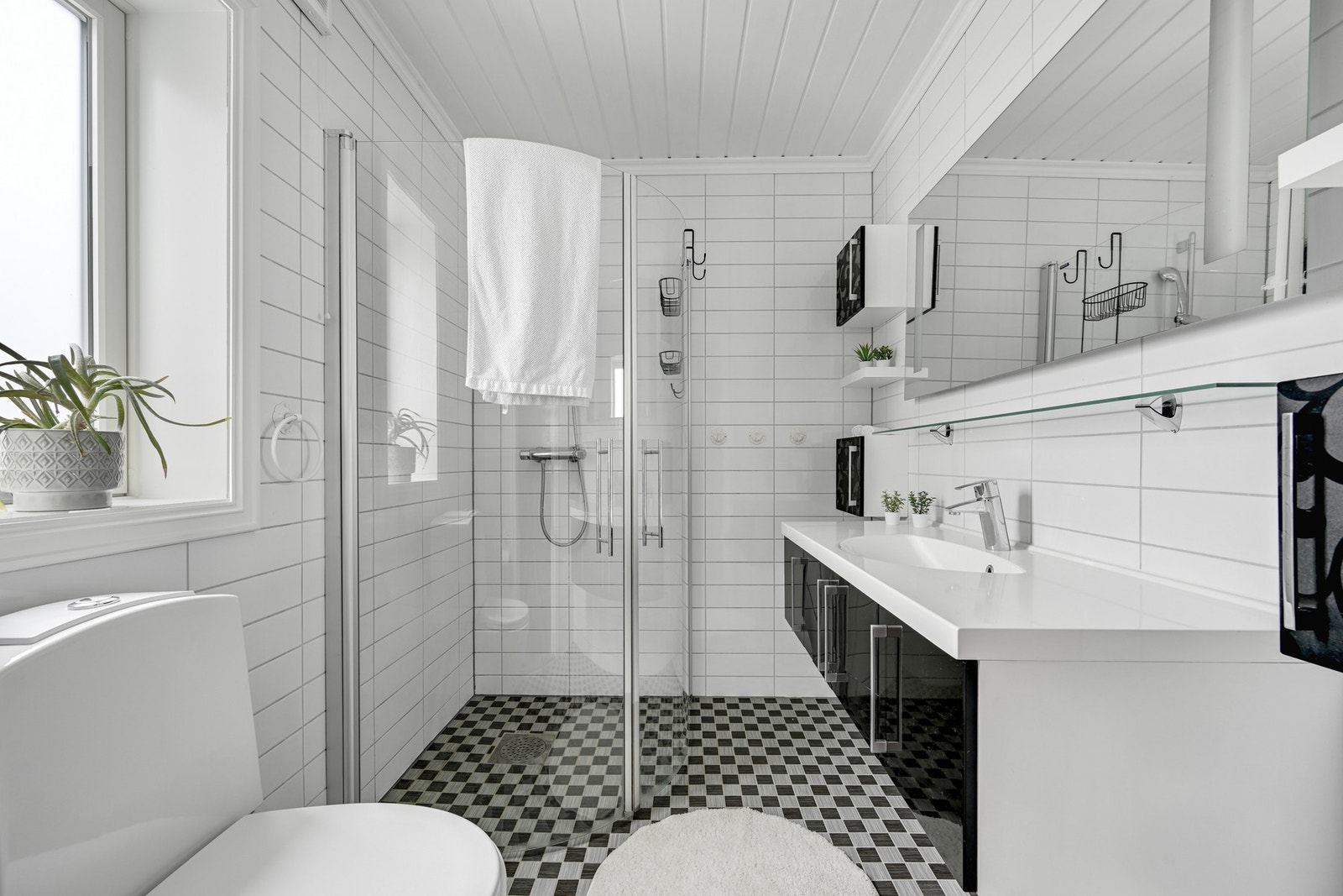 Lyst og funksjonelt bad nr. 2 med servant, wc og dusjhjørne. Galleribilde
