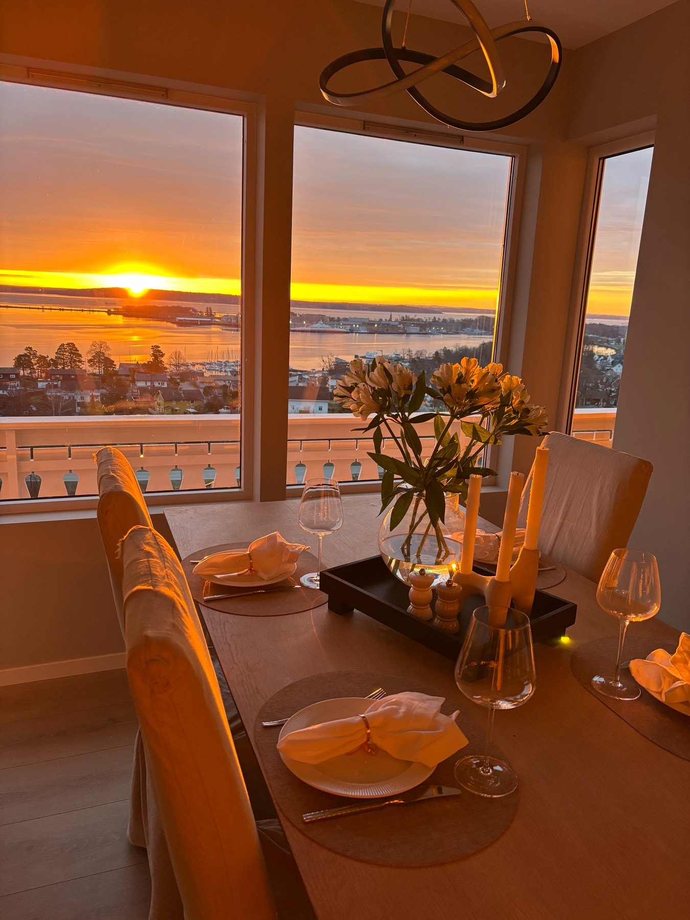 Spiseplassen har en enestående beliggenhet med store vindusflater som rammer inn den spektakulære fjordutsikten - er du en "morgenfugl" kan frokosten nytes med solen som går opp i horisonten. Galleribilde