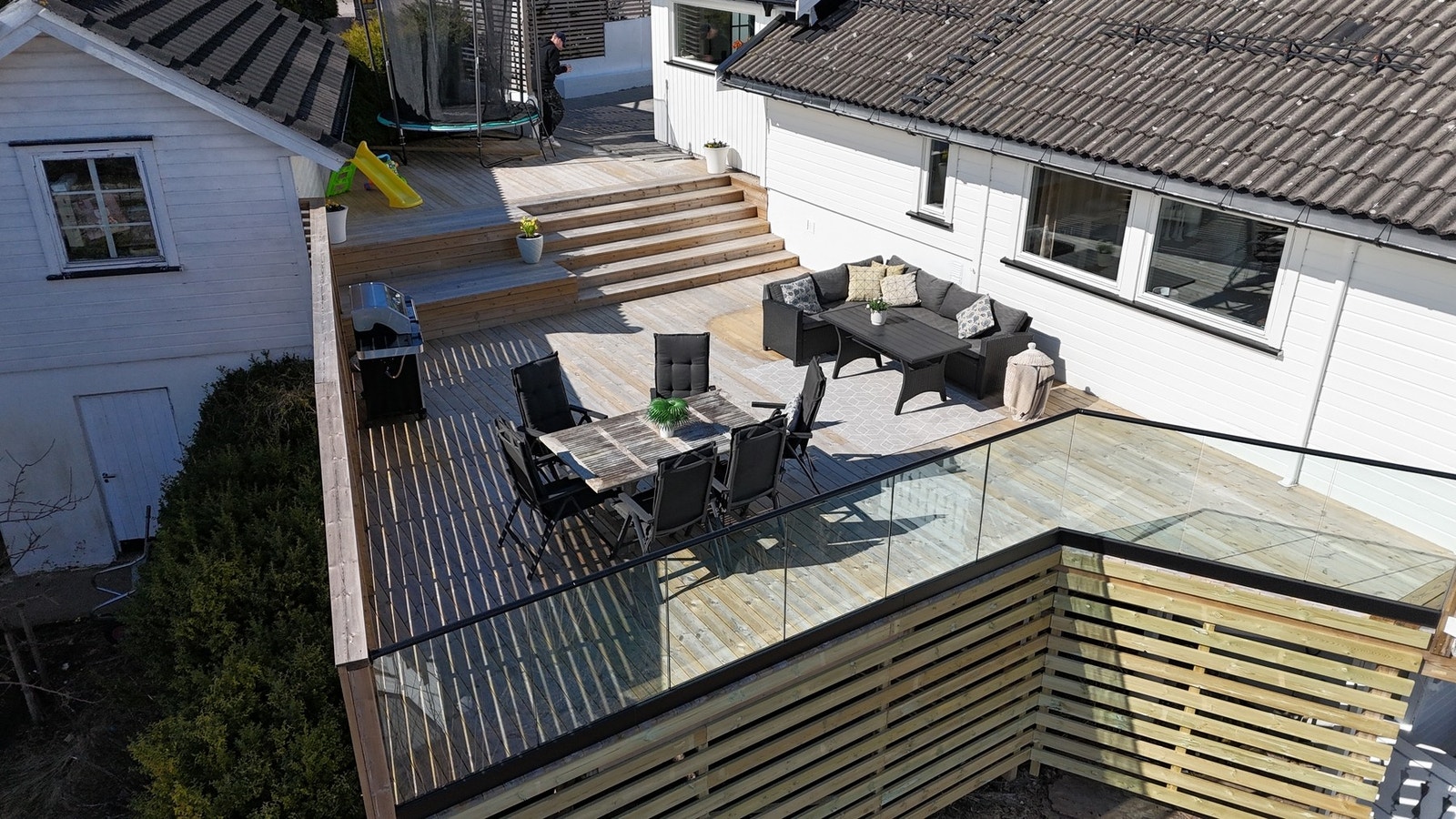 Den generøse terrassen byr på flere soner for utemøblering, og gir rikelig plass til hyggelige måltider og lange sommerdager. Galleribilde