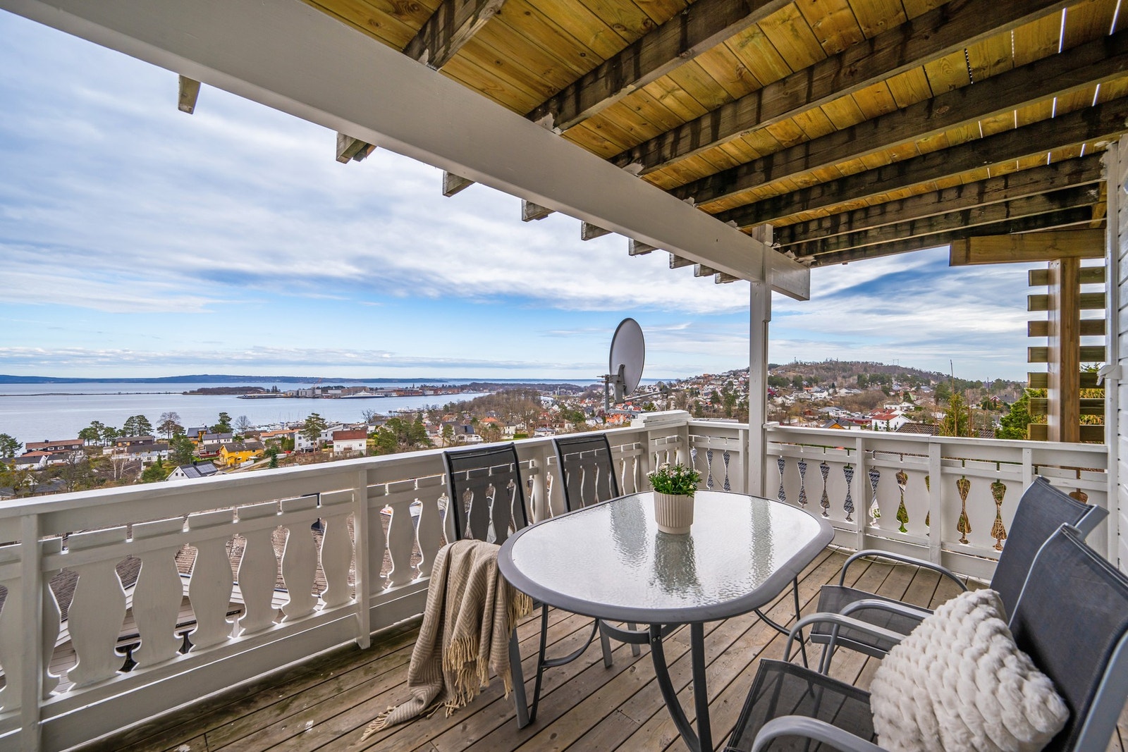 Overbygget terrasse i underetasjen med fantastisk fjordutsikt - et herlig uterom som gir hybelen ekstra attraktivitet. Galleribilde