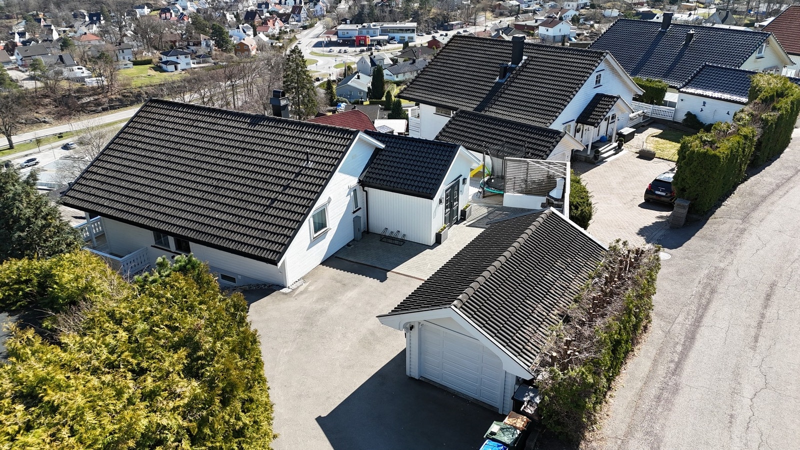 Eiendommen fremstår innbydende med romslig gårdsplass, frittstående garasje og en pent opparbeidet tomt i attraktive omgivelser. Galleribilde