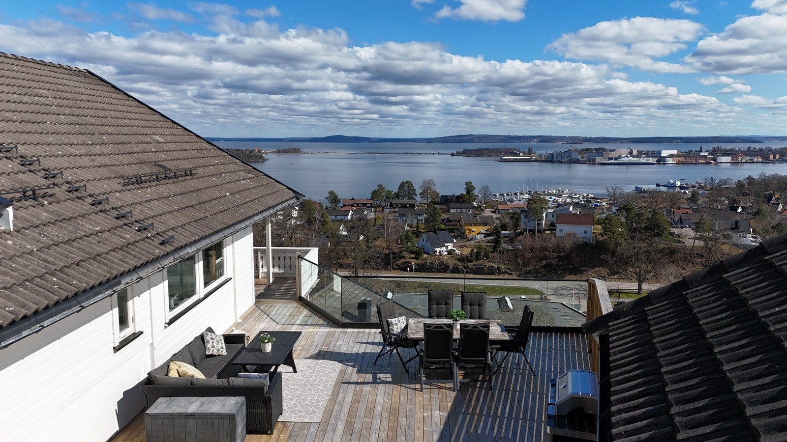 Terrassen ligger høyt og fritt med flott utsyn over vannet og omkringliggende bebyggelse. Galleribilde