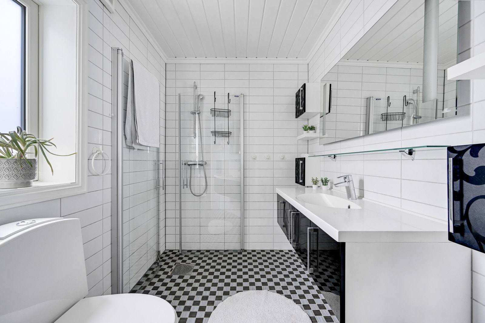Det er svingbare dusjdører på badet. Galleribilde