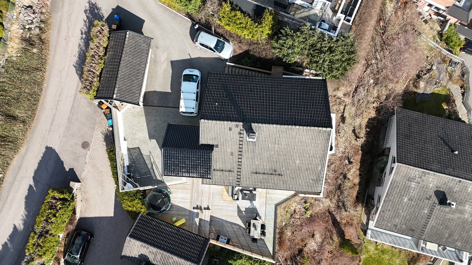 Oversiktsbilde av eiendommen med god parkeringskapasitet og flotte uteplasser rundt boligen. Galleribilde