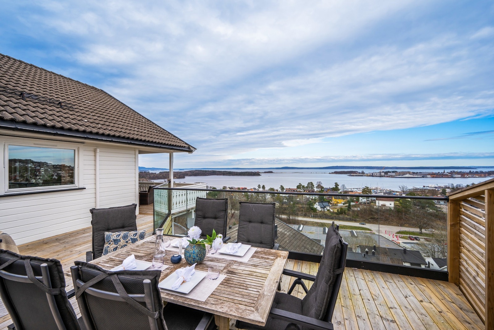 Spiseplassen på terrassen har en spektakulær utsikt mot vannet og gir perfekte rammer for måltider under åpen himmel. Galleribilde