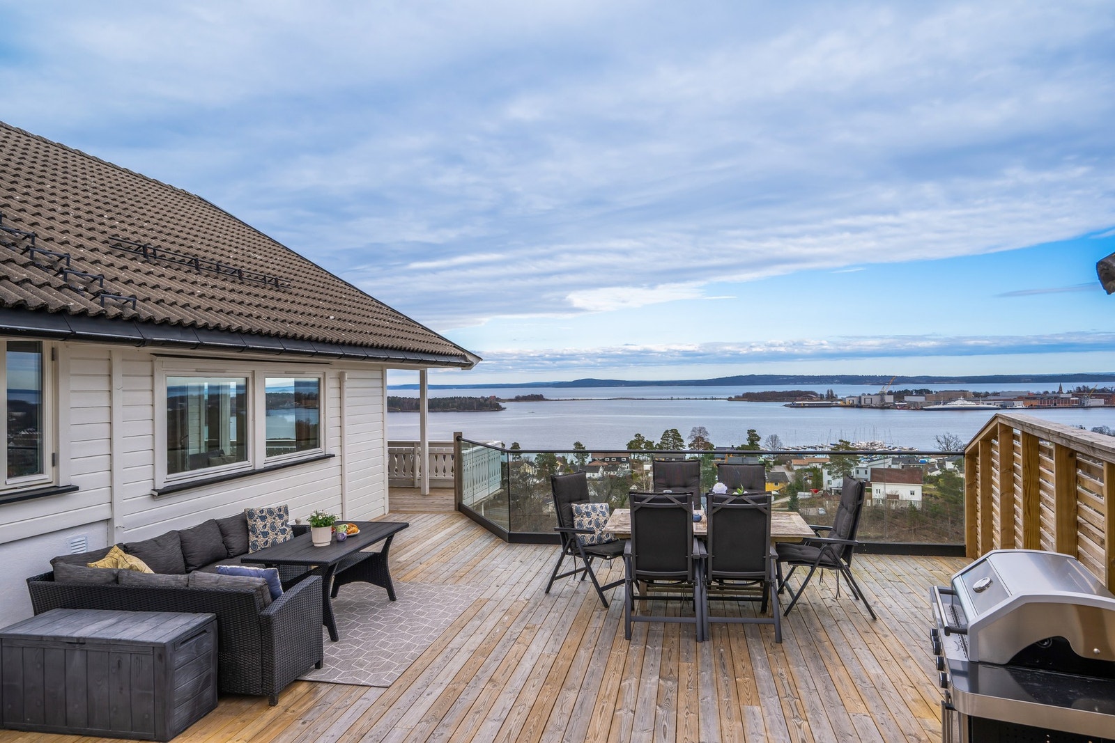Fra terrassen kan du nyte en spektakulær utsikt over fjorden - en sjelden kombinasjon av panorama, ro og solrike omgivelser. Galleribilde