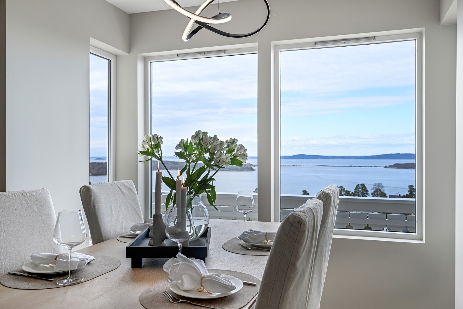 De store vinduene ved spiseplassen gir en eksklusiv panoramafølelse og gjør utsikten til en integrert del av interiøret. Galleribilde