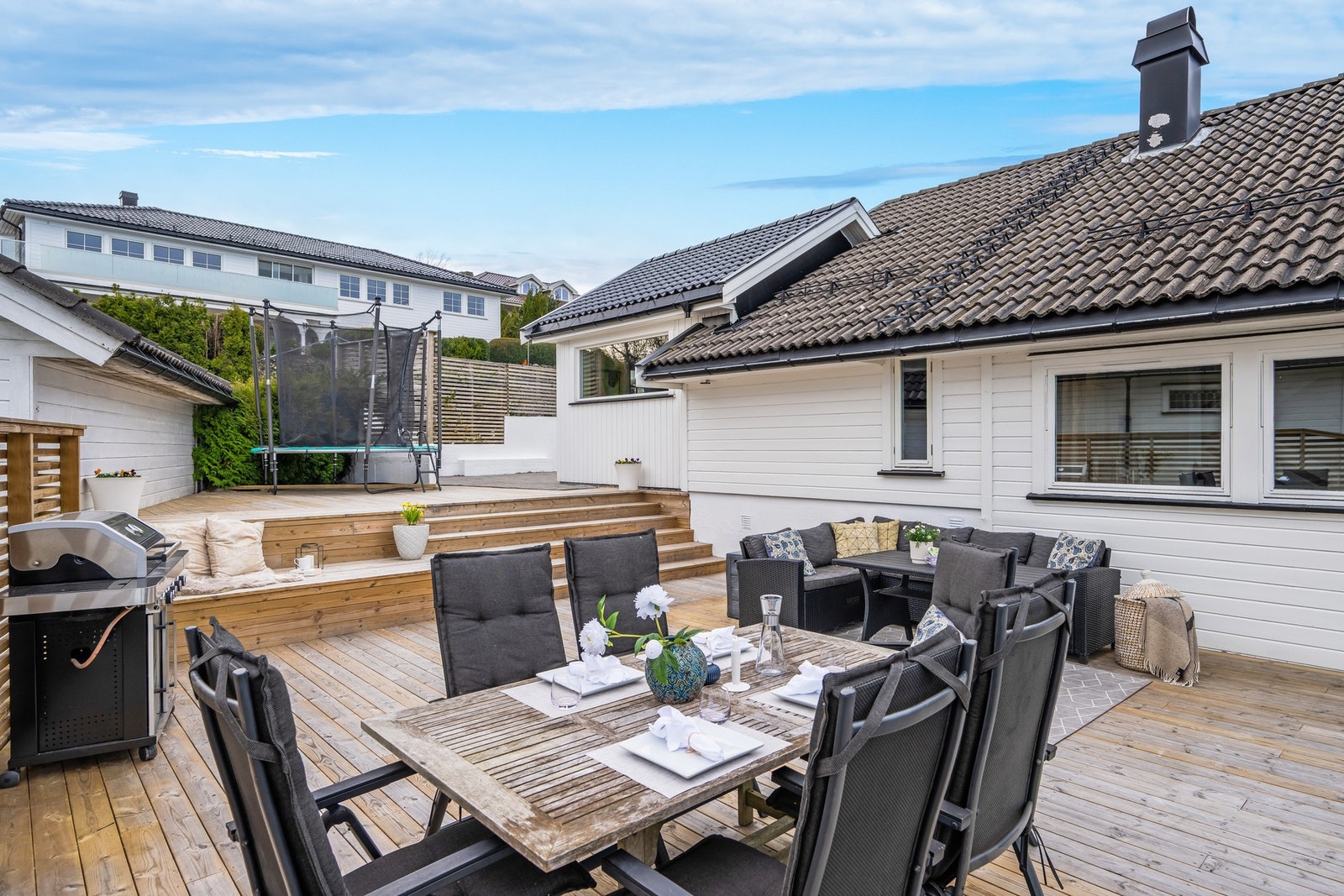 På terrassen er det god plass til både grilling, selskap og avslapning i hyggelige omgivelser. Galleribilde