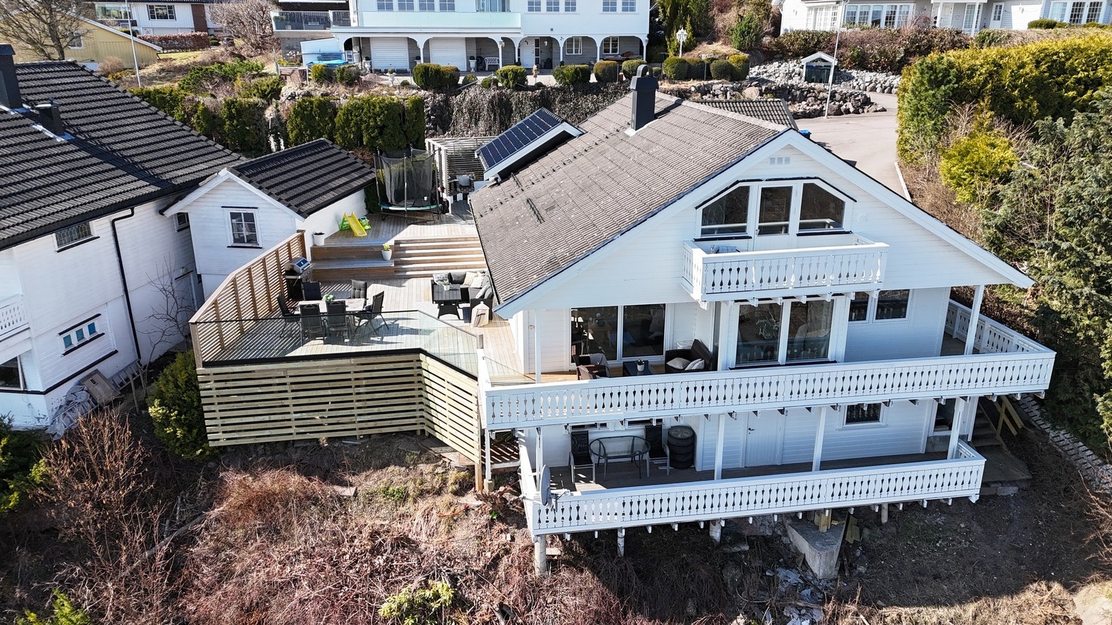 Eiendommen fremstår svært innbydende med flere uteplasser, gode solforhold og en sjelden flott beliggenhet med panoramautsikt. Galleribilde