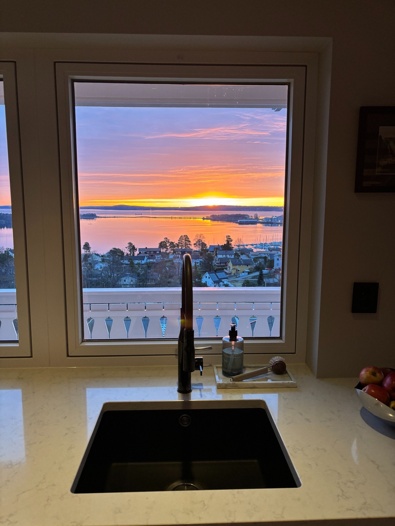 Fra kjøkkenbenken kan du nyte spektakulære soloppganger over fjorden - en sjelden kvalitet som gjør dette rommet helt unikt. Galleribilde