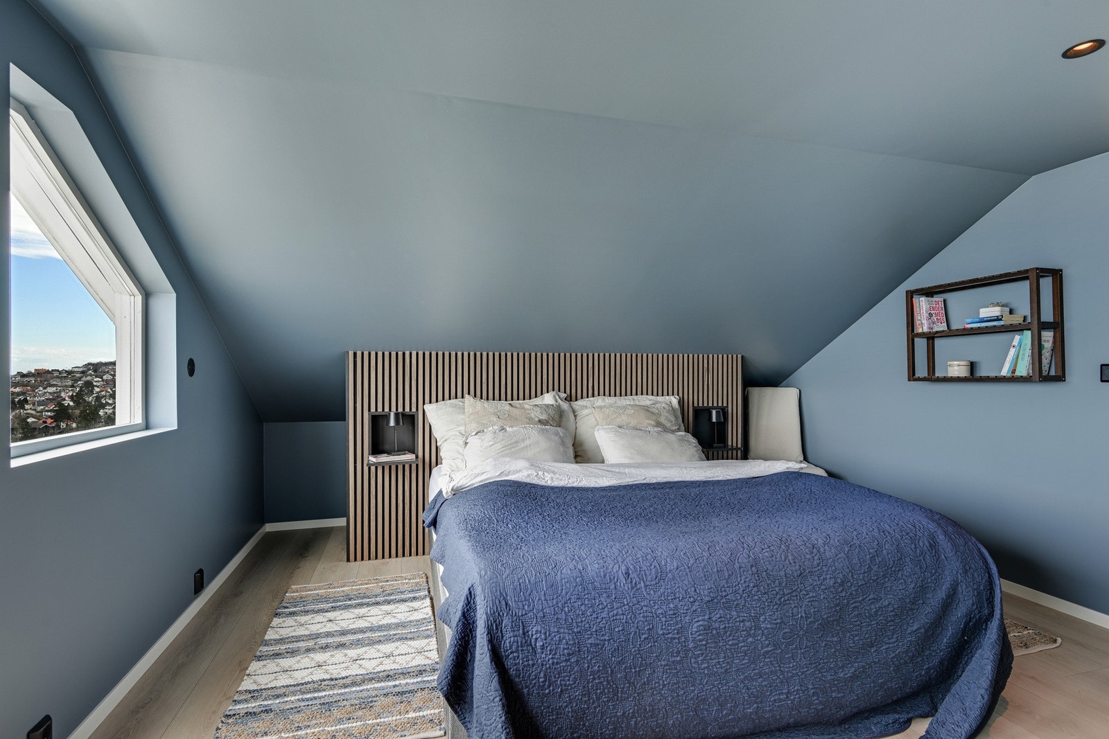 Romslig og harmonisk rom med elegant fargepalett, god plass til dobbeltseng og en rolig hotellfølelse. (Rommet er ikke omsøkt, dermed ikke rom for varig opphold) Galleribilde