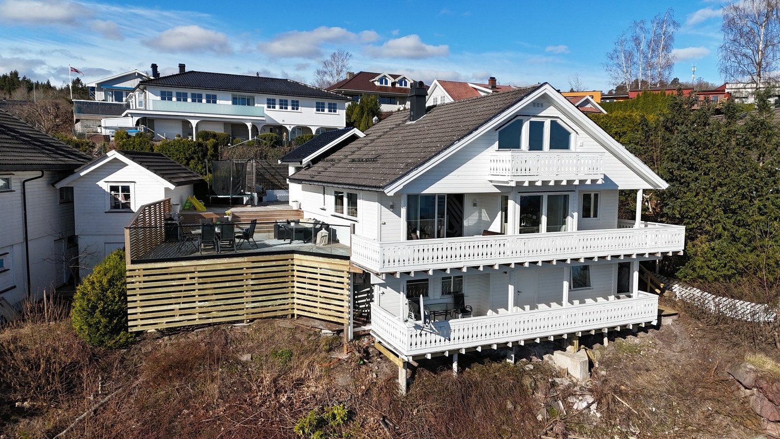 Lekker og oppusset enebolig i Laskenlia med panoramautsikt, utleiedel og garasje. Galleribilde