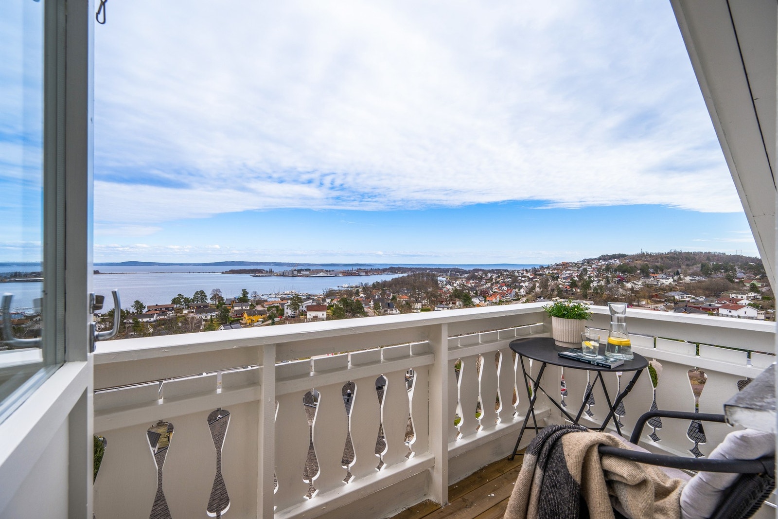 Privat balkong i loftetasjen byr på en sjelden utsiktsopplevelse - perfekt for morgenkaffen med utsyn over vannet. Galleribilde
