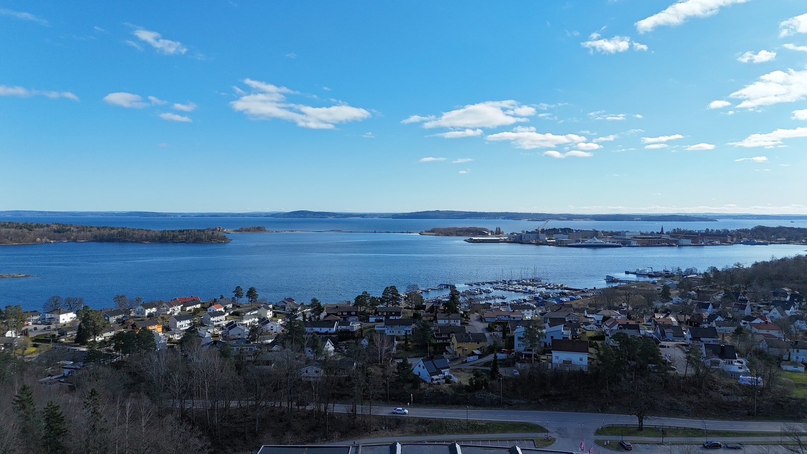 Dronefoto som viser den unike beliggenheten med fri utsikt over fjorden Galleribilde
