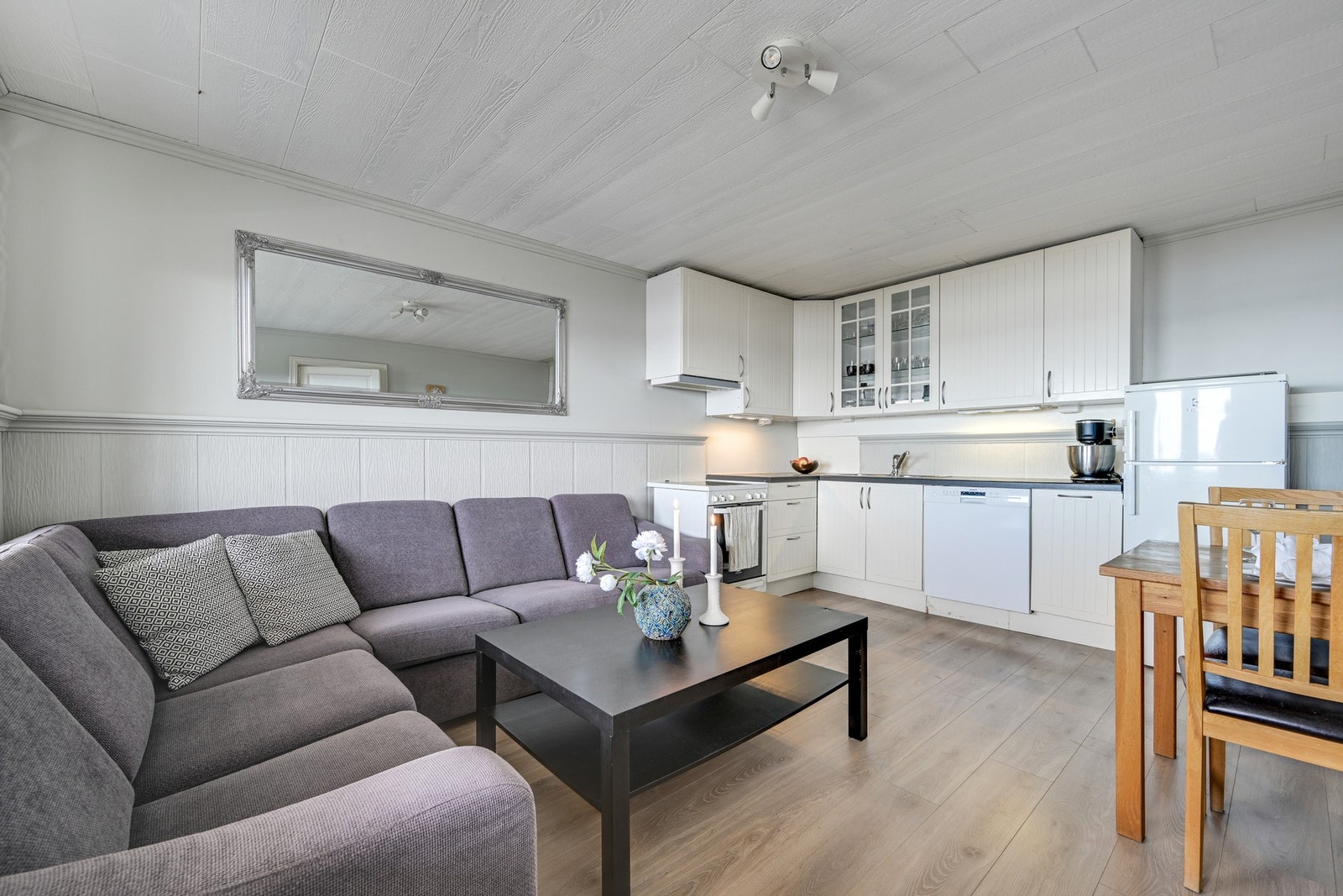 Det er adkomst mellom hybelen og hoveddelen - så her kan en velge å leie ut hybelen eller benytte hele boligen selv. Galleribilde