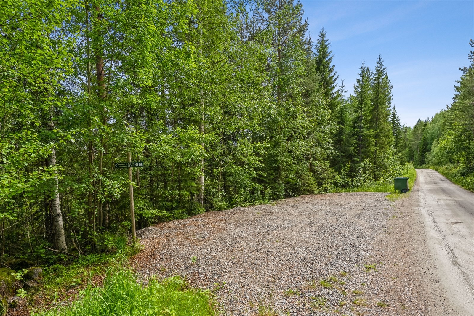 Parkering langs Svarttjernvegen. Tilkomst til hytta via sti i terreng, ca. 600 meter fra parkeringen. Galleribilde