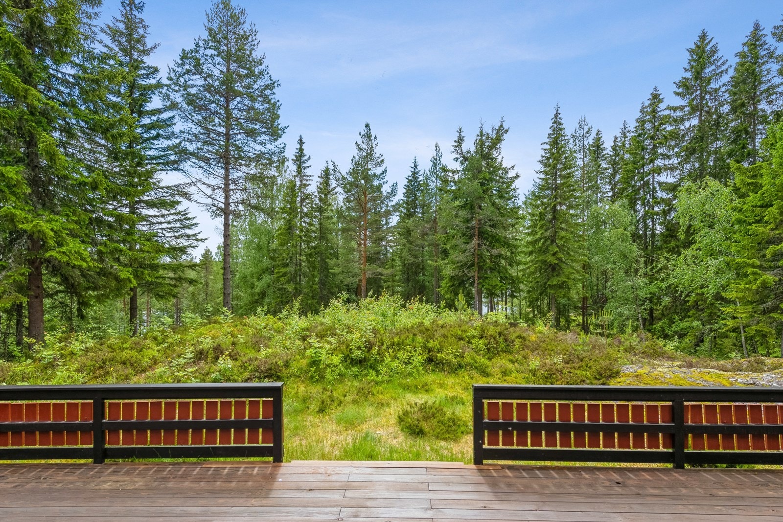 Her kan du sitte på verandaen og nyte vakre og rolige omgivelser. Galleribilde
