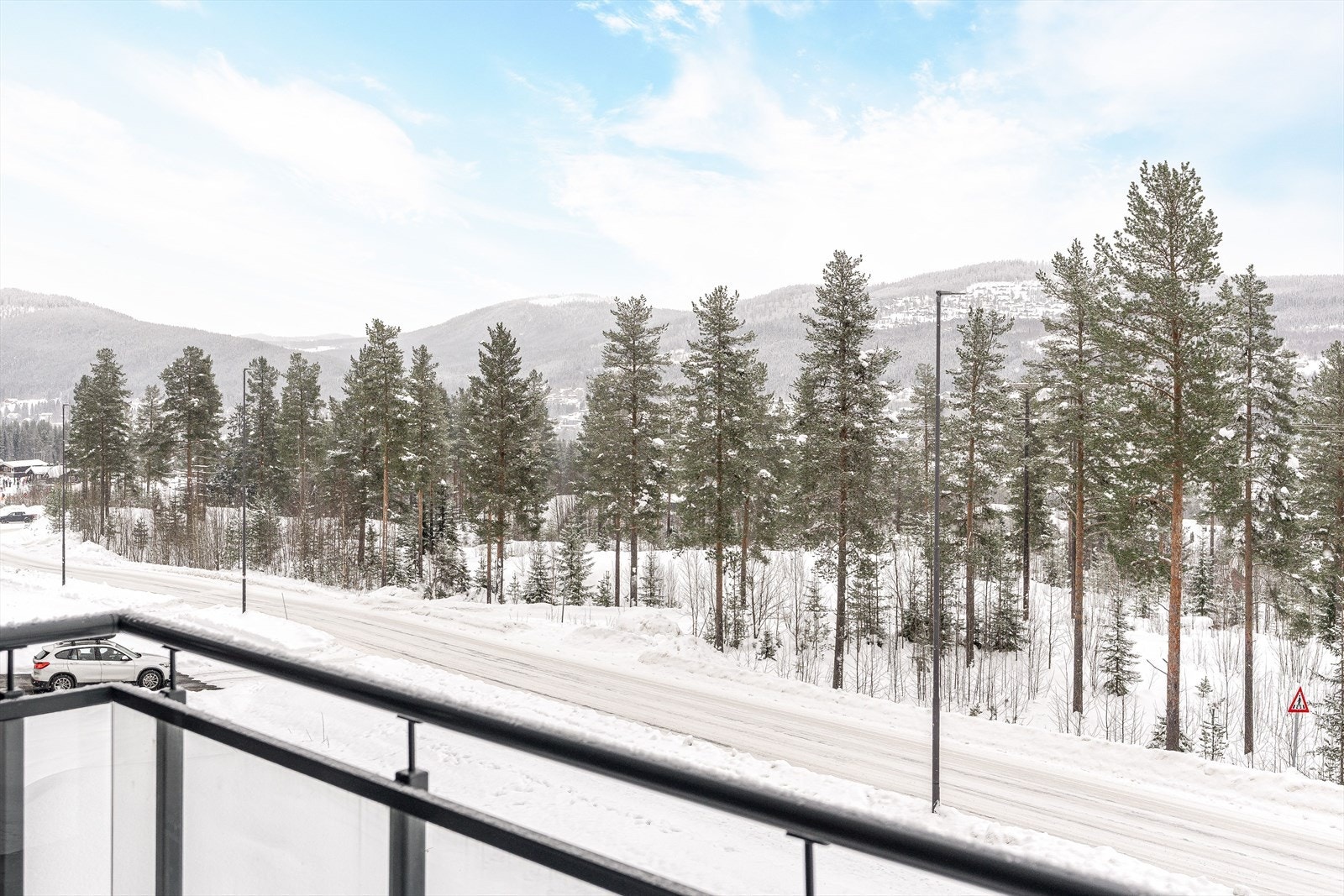 Usjenert beliggenhet mot friarealer gir fin utsikt over vakkert naturlandskap med fjelltopper i bakgrunnen. Galleribilde