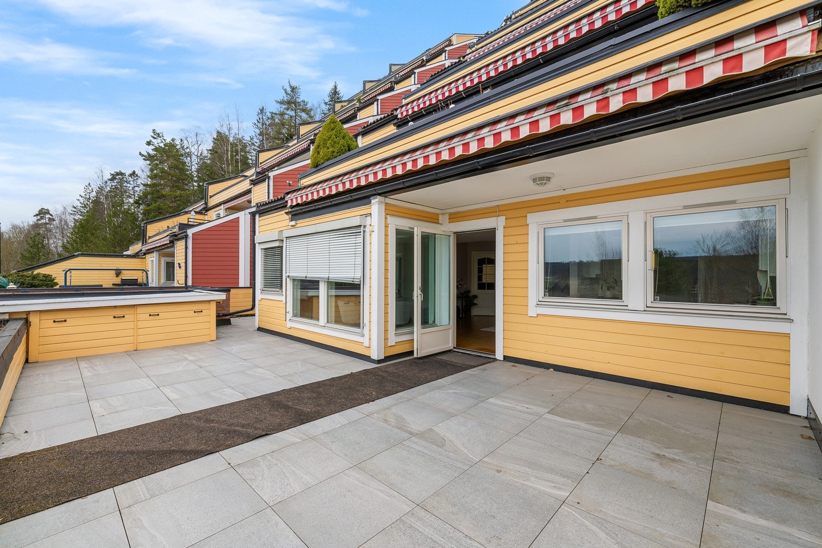 48 kvm. terrasse. Her er det plass til sofagruppe, spisebord, grill m.m. Bygget en bod/lagringsplass i ytterkant av terrassen. Galleribilde