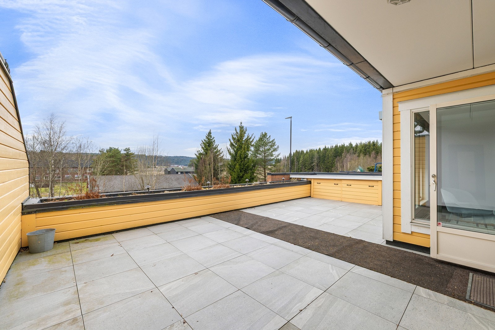 48 kvm. vestvendt og skjermet terrasse med gode solforhold. Galleribilde