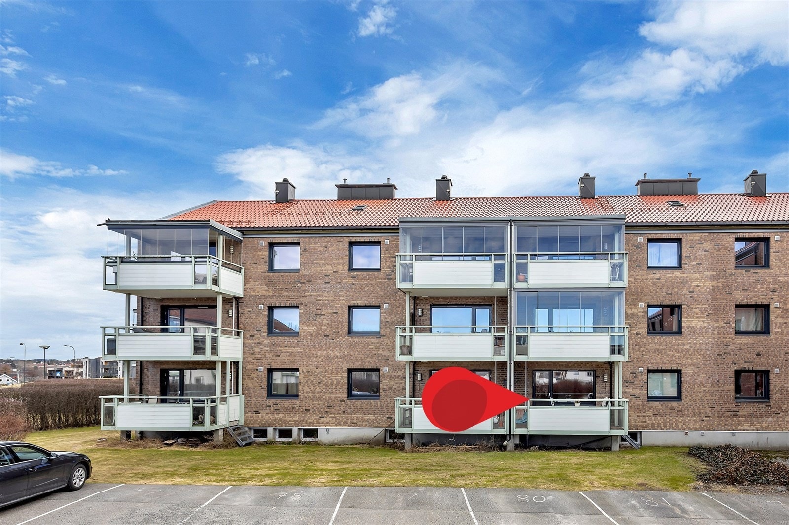 Velkommen til en bolig som kombinerer det beste av bynær beliggenhet og flotte friluftsmuligheter. Leiligheten ligger svært sentralt, med kort avstand til alt du trenger i hverdagen. Egen biloppstillingsplass og felles elbillader like utenfor døren. Galleribilde