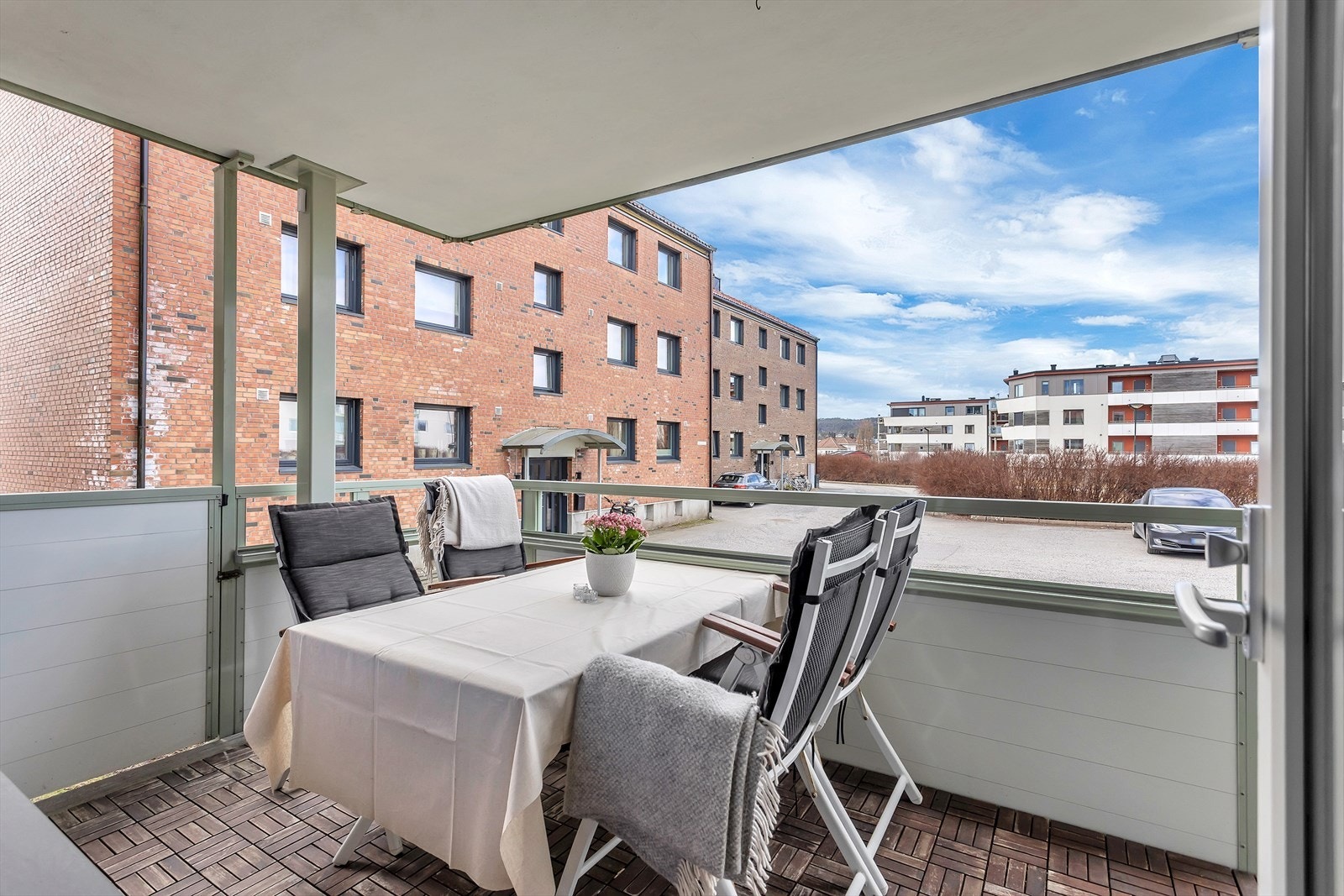 Den overbygde, solrike og vestvendte balkongen er et ideelt samlingspunkt på varme sommerdager. Med rikelig plass til utemøbler er dette et perfekt sted for hyggelige sammenkomster med familie og venner. Galleribilde