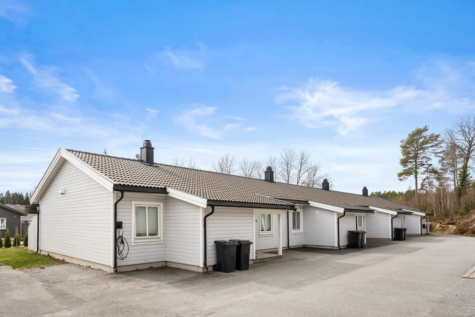 Parkering utenfor boligen på sameiets bestemmelser. Privat elbil-lader følger med. Galleribilde