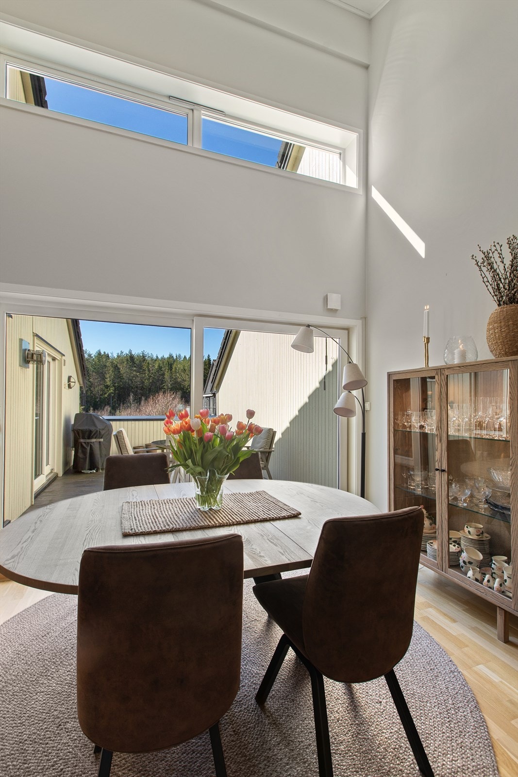 Fra kjøkkenet er det også skyvedør ut til verandaen Galleribilde