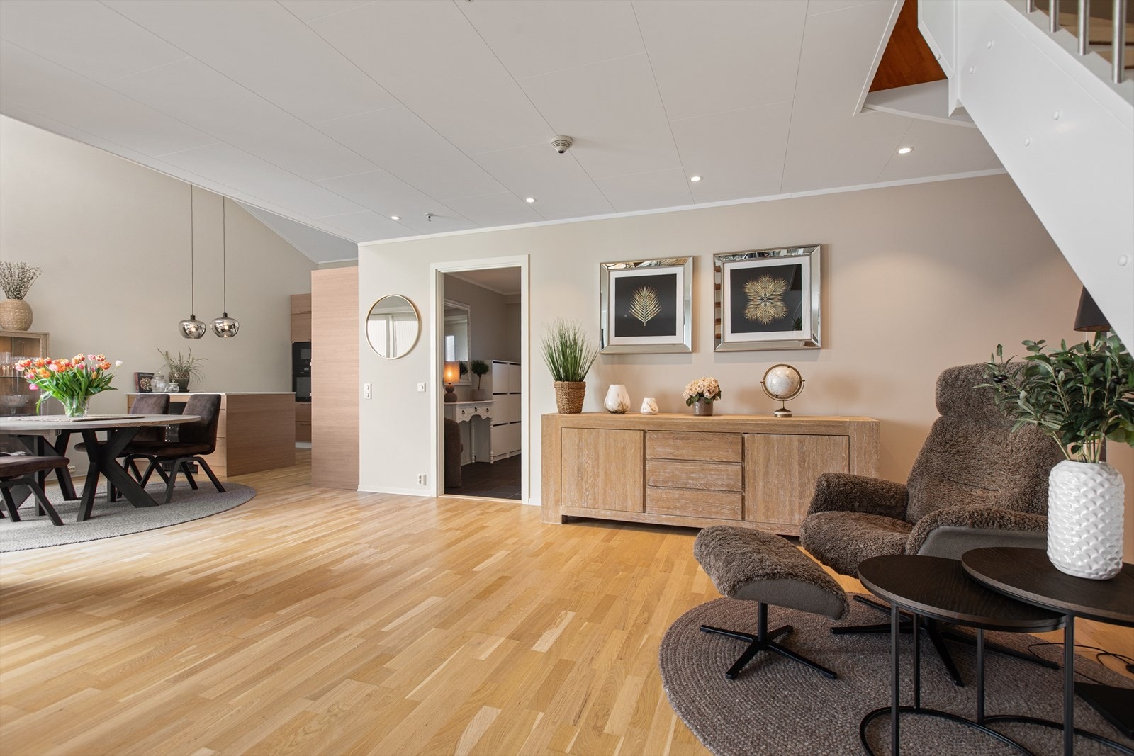 En stemningsfull plass under trappen - perfekt for lesing, musikk eller ro Galleribilde