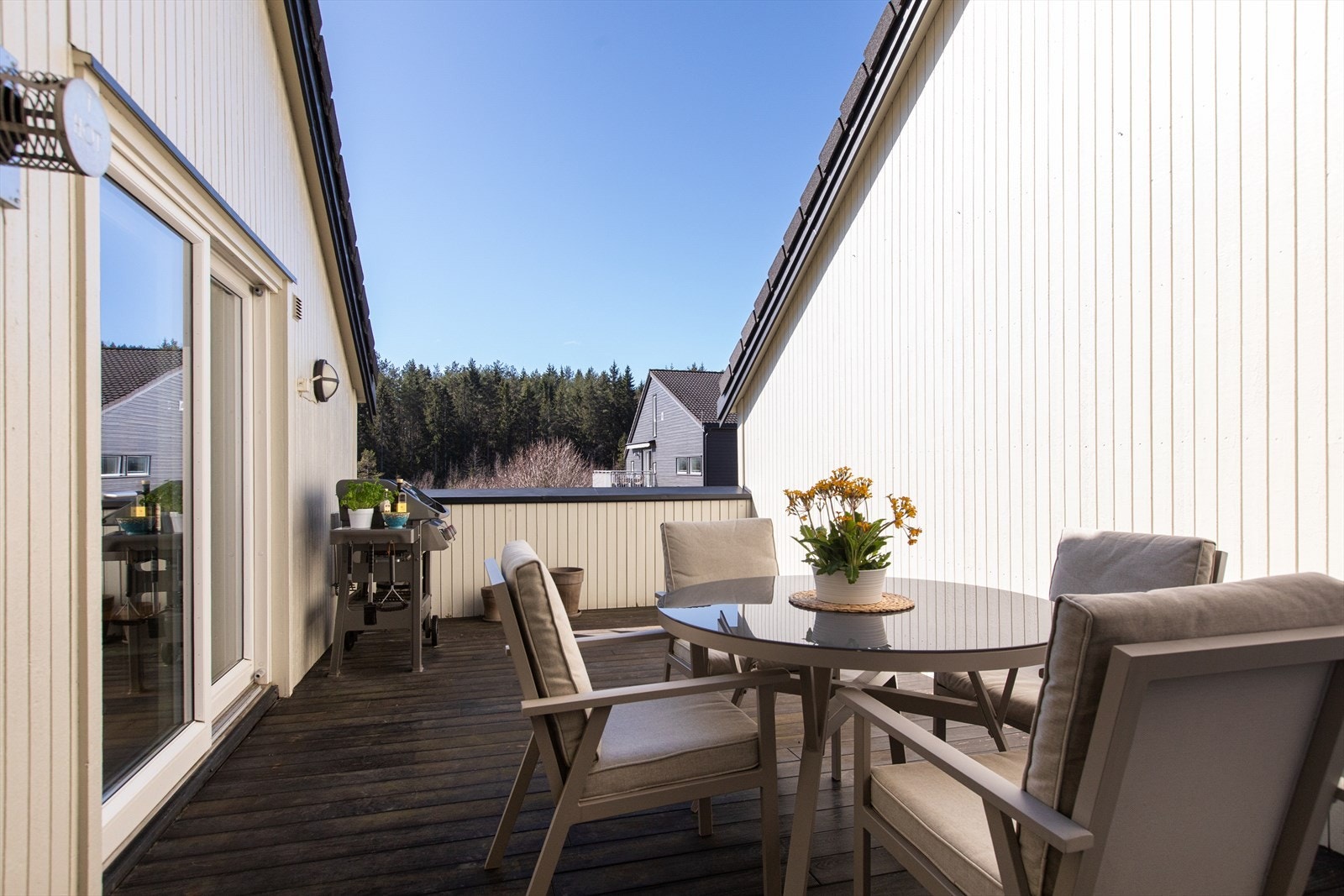 Verandaen er usjenert og solrik med god plass til utemøbler Galleribilde