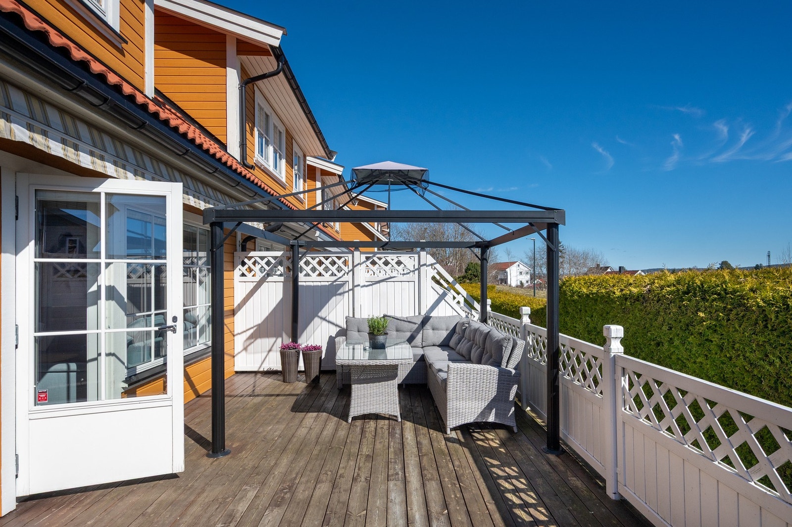 Terrassen er solrik. Her er det god plass til grill og utemøbler. Galleribilde