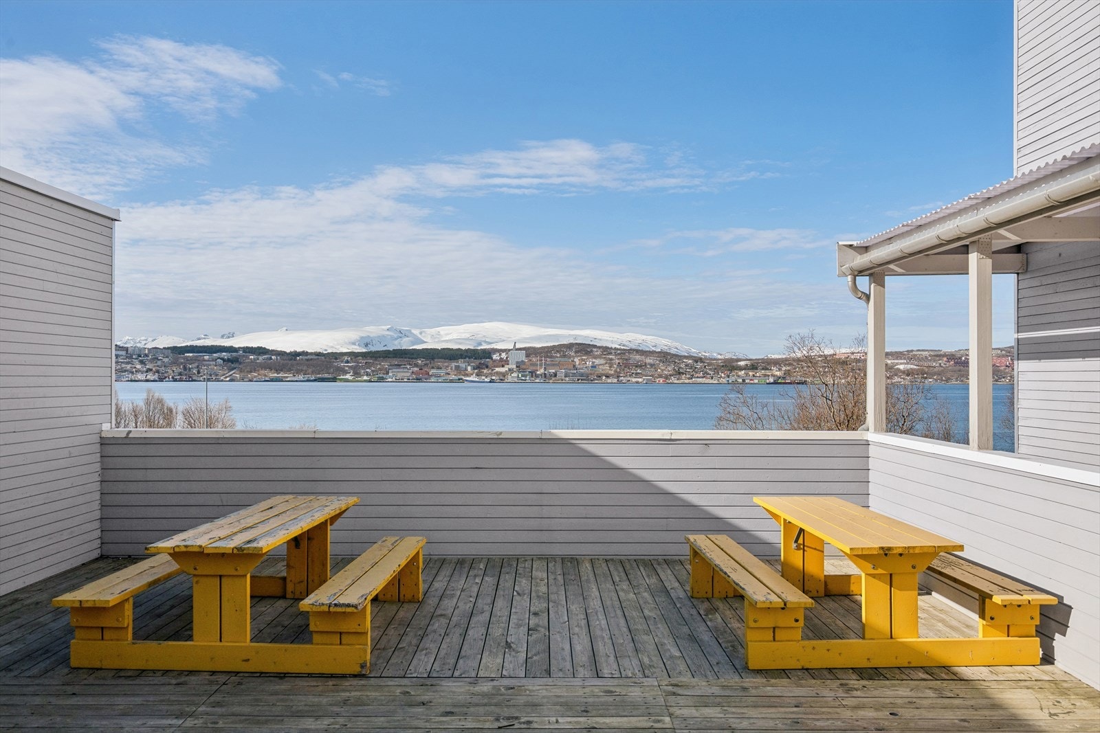 Felles terrasse med sittegrupper hvor man kan nyte fantastisk utsikt! Galleribilde
