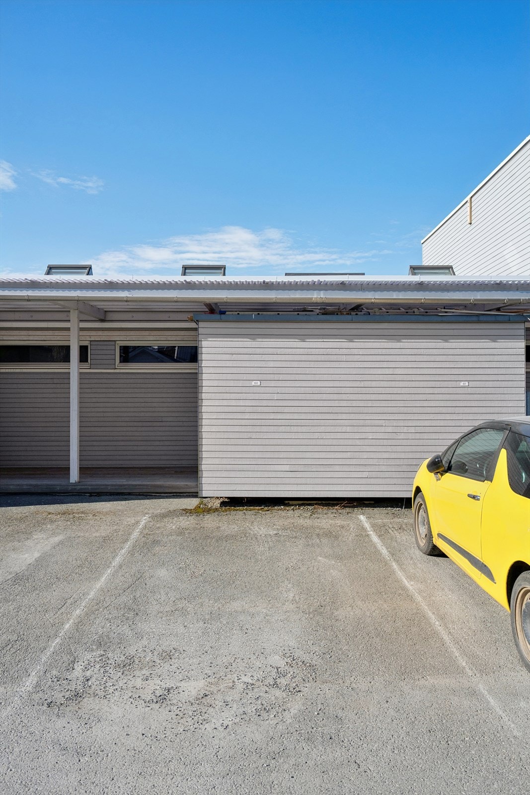 Det medfølger én parkeringsplass. Det er markerte gjesteparkeringsplasser på nedsiden av bygget. Det er også 4 stk. ladeplasser for elbil på oversiden av bygget. Galleribilde