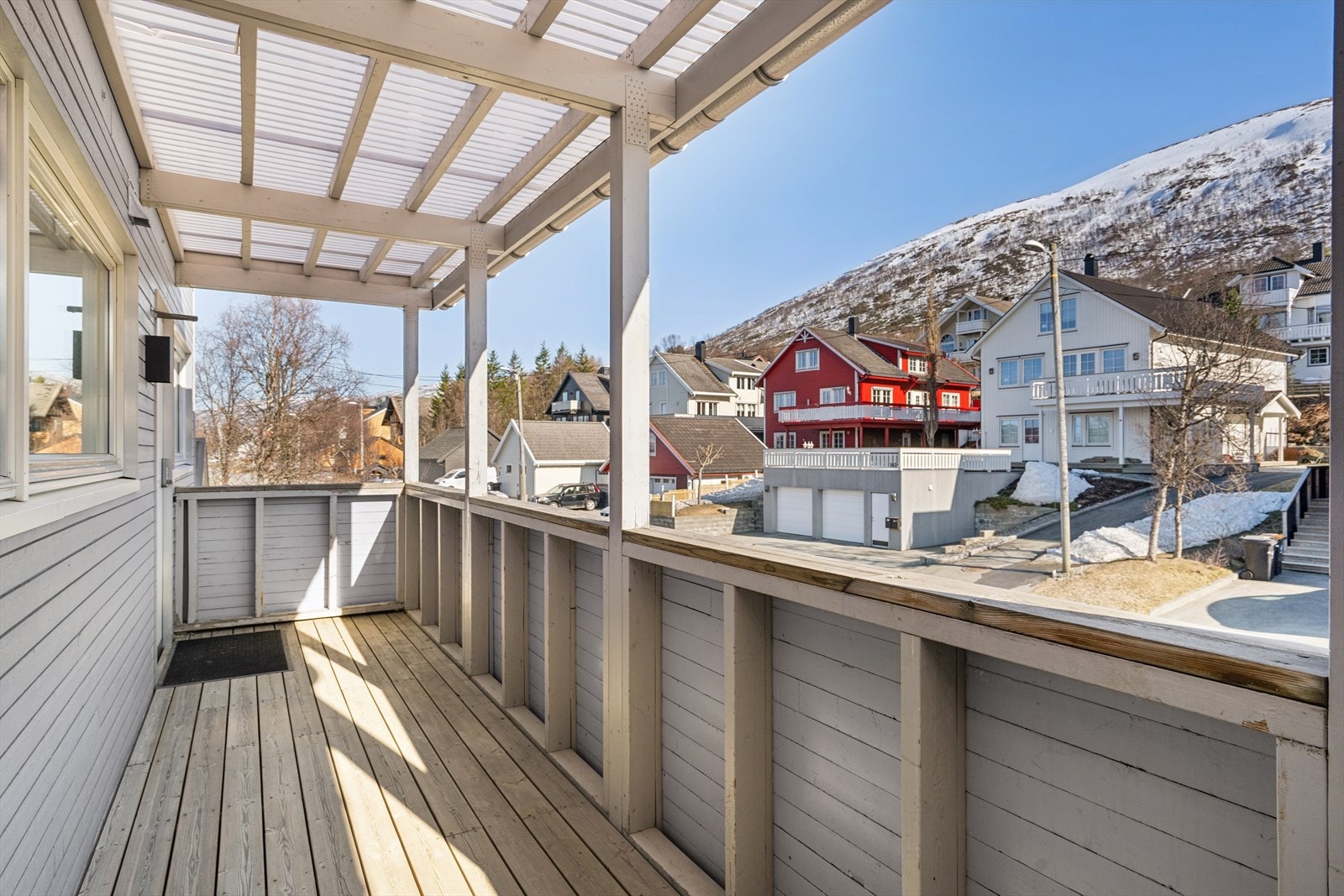Inngangspartiet er overbygget og har rom til en liten sittegruppe. Galleribilde
