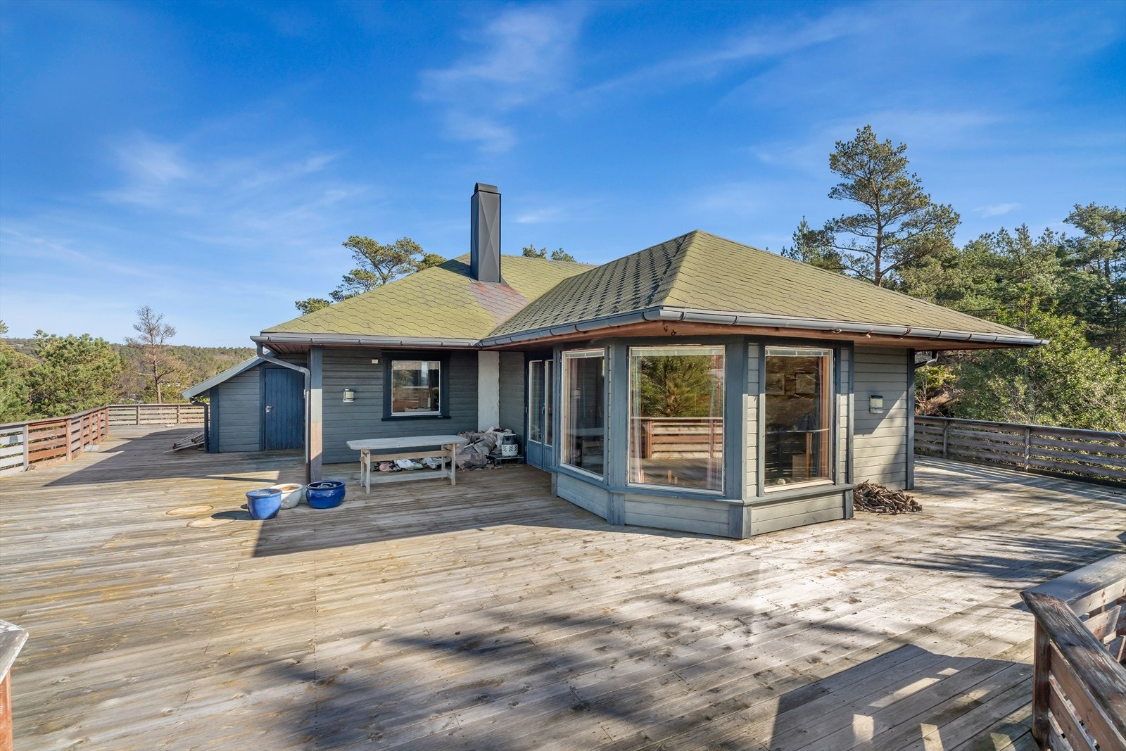 Hytte med stor terrasse og uteområde. Galleribilde