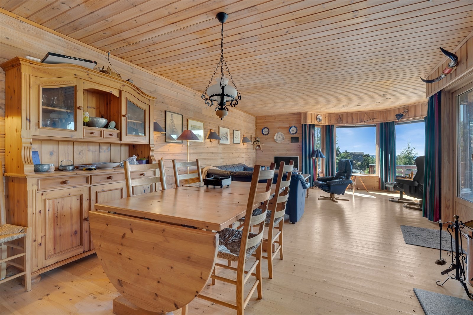 Romslig med plass til både sofagruppe og spisebord. Galleribilde