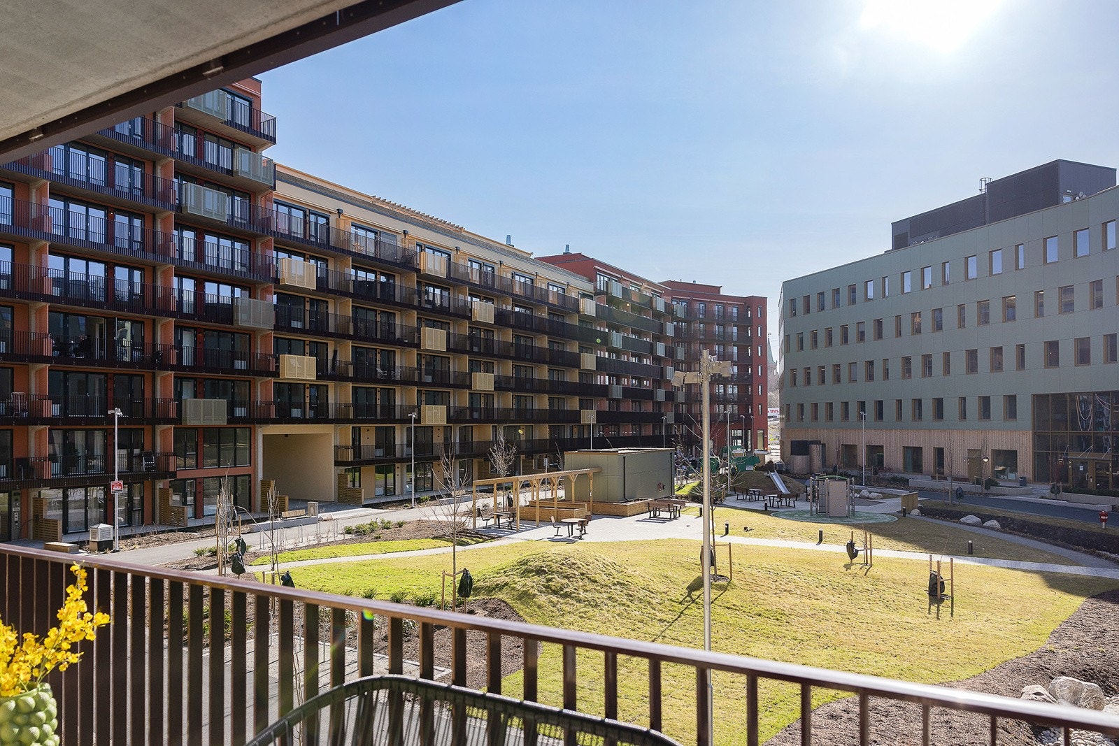 Balkongen vender ut mot flotte og rolige fellesarealer i gårdsrommet. Galleribilde