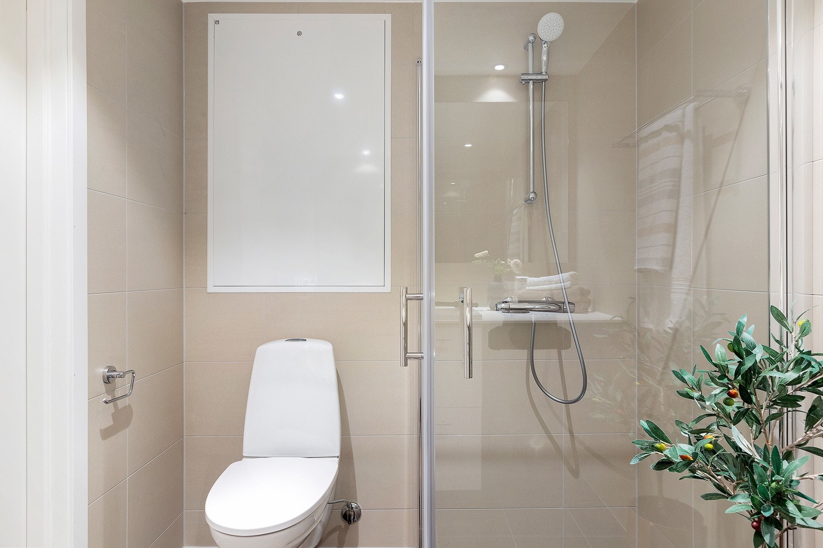 Badet er innredet med vegghengt toalett og dusjhjørne med inn/utslående dusjvegger. Galleribilde