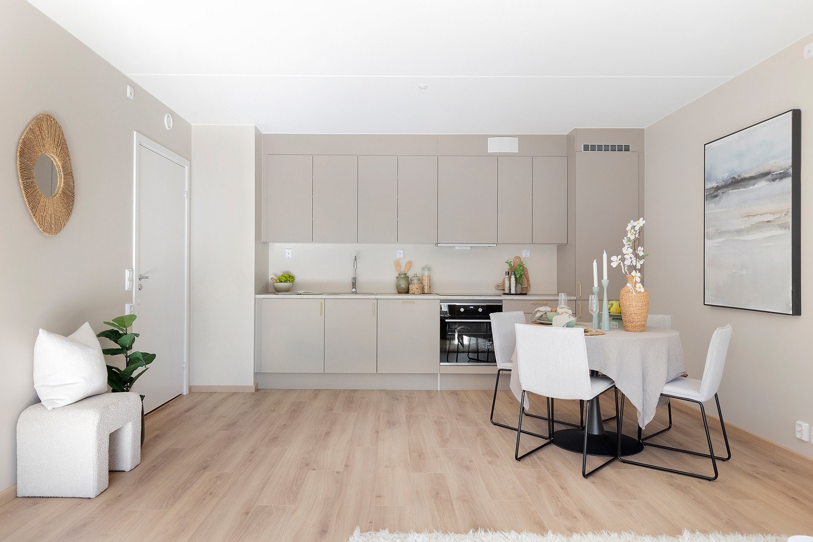 Kjøkkenet har rikelig med oppbevaringsplass og rom for spisegruppe mellom stue og kjøkken. Galleribilde