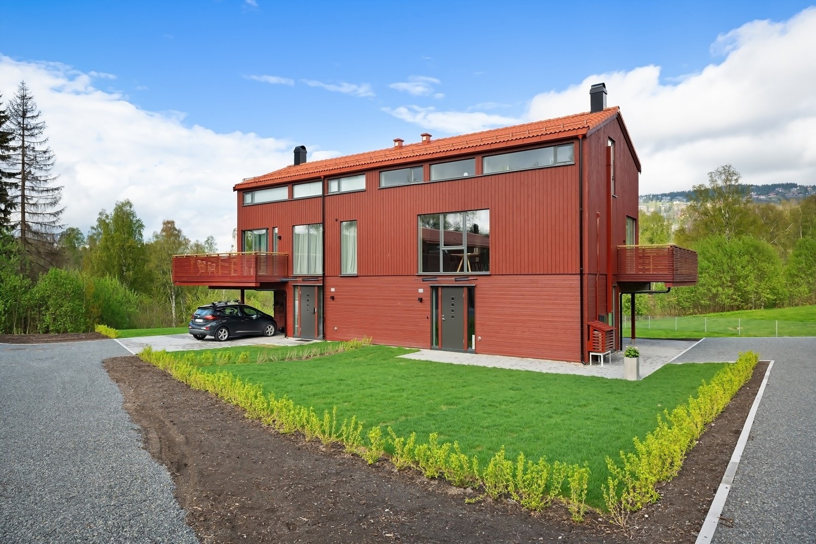 Boligen har en koselig hage på forsiden. Galleribilde