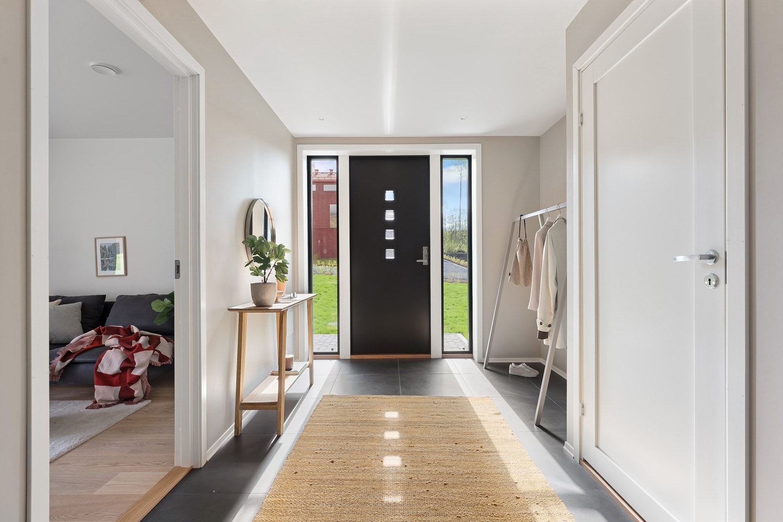 Romslig entré med god plass til skap. Galleribilde