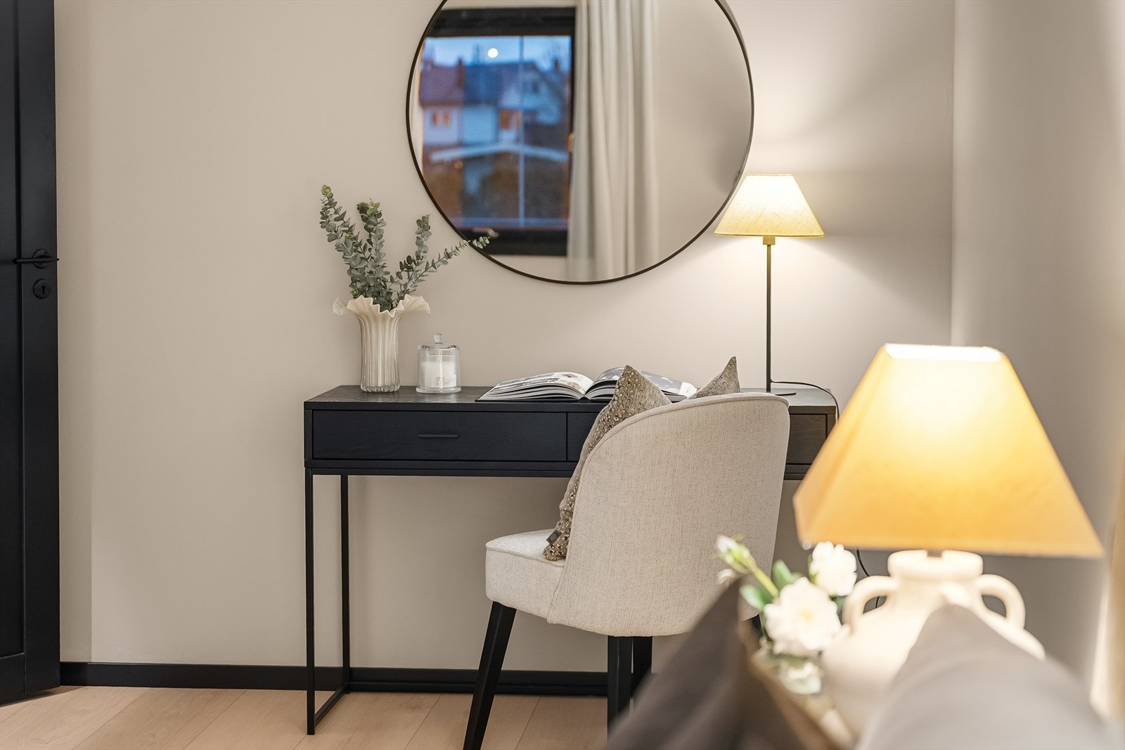 Her kan man sette inn skrivebord, kommode eller garderobeskap. Galleribilde