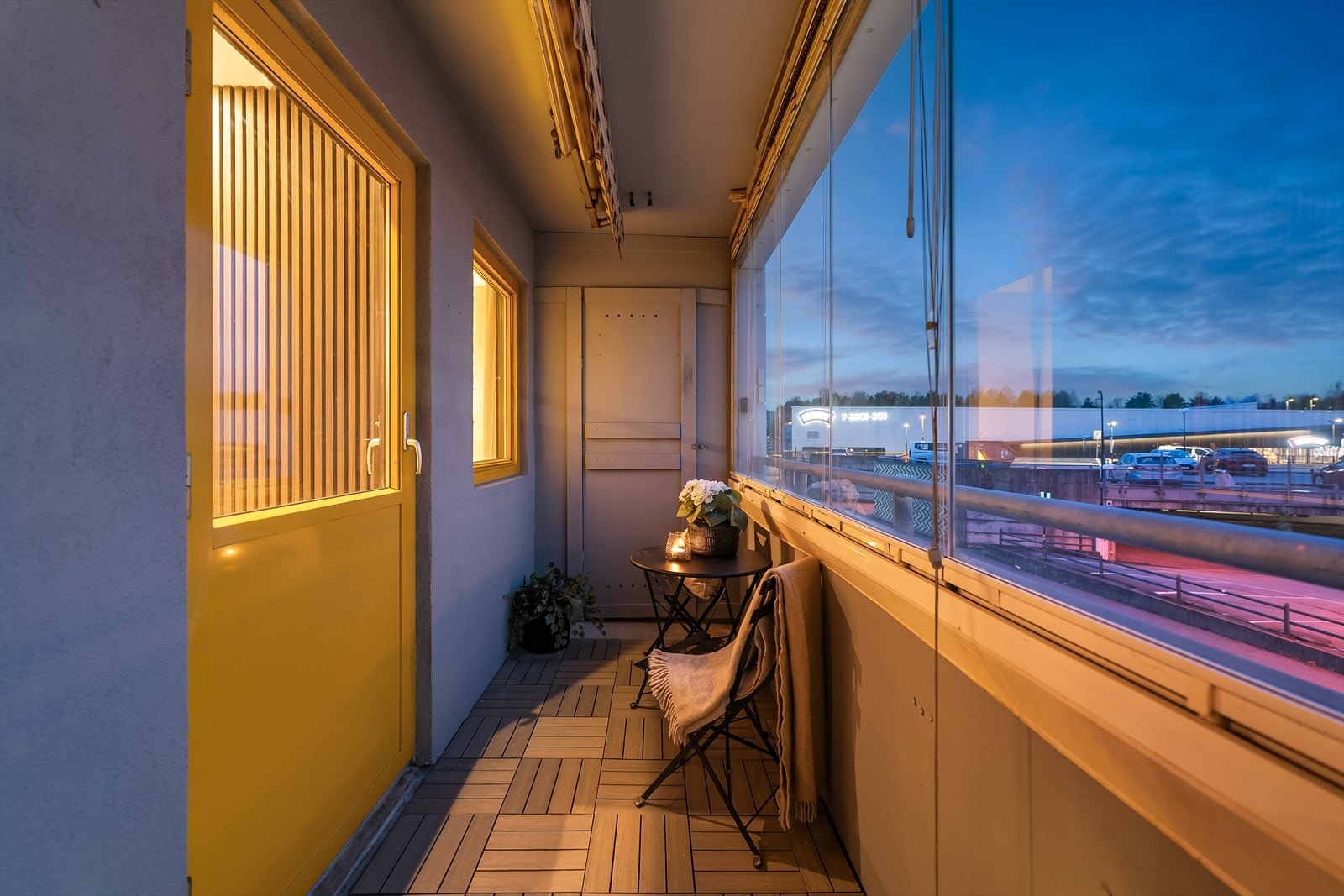 På balkongen er det en praktisk, privat bod for ekstra lagringsplass. Galleribilde