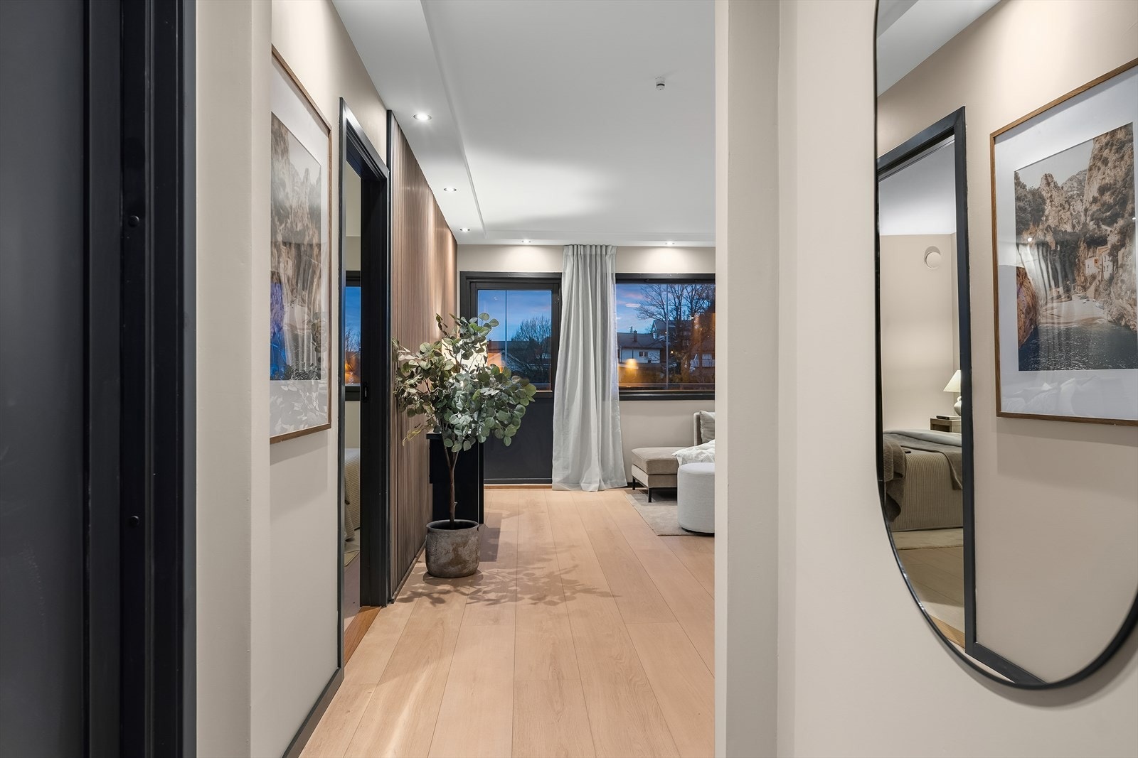 Fra entréen åpner leiligheten seg opp mot stuen. Galleribilde