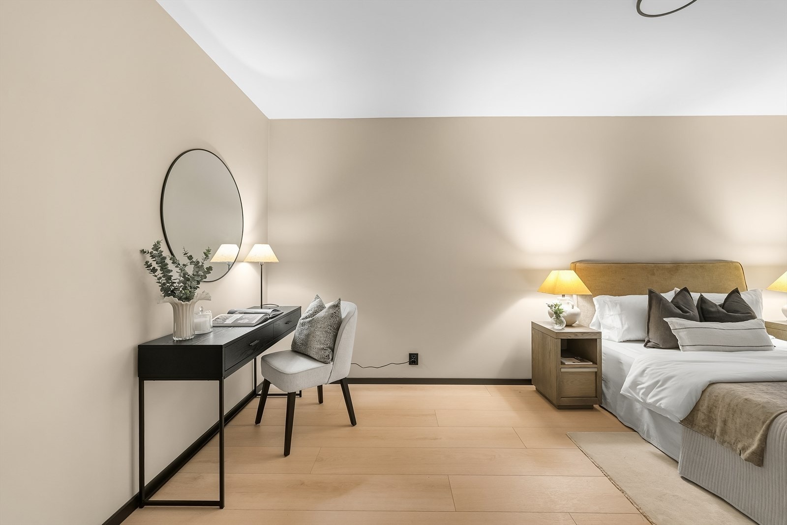 Soverommet har god plass til dobbeltseng og en kontor- eller sminkeplass. Galleribilde